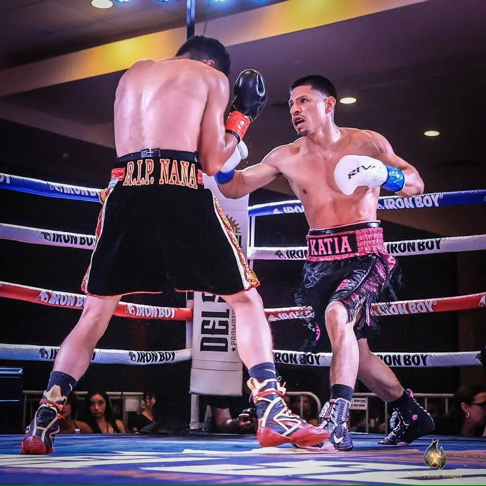 Miguel Ceballos measuring his opponent